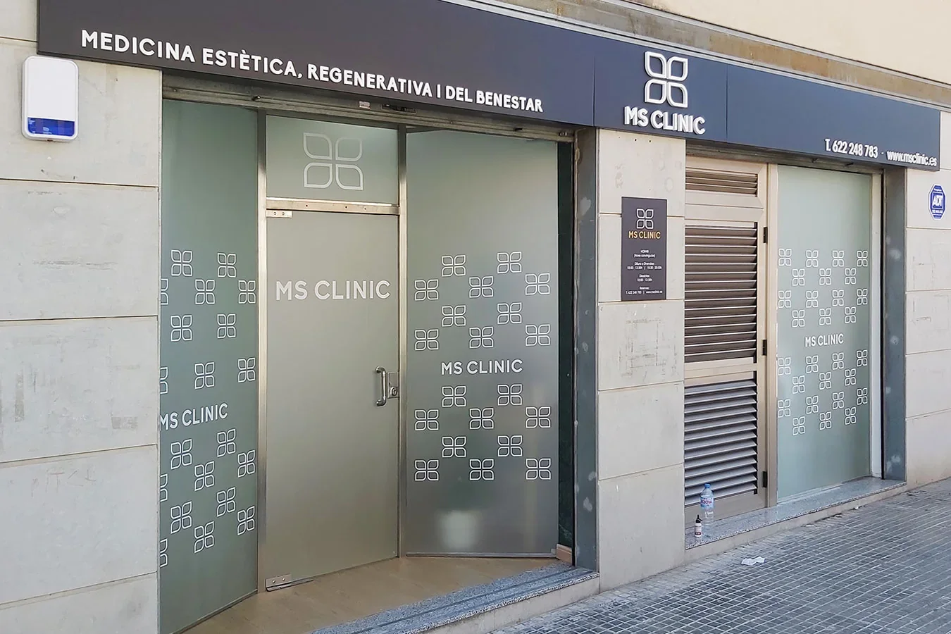Fachada de clínica con rótulo y vinilos coordinados