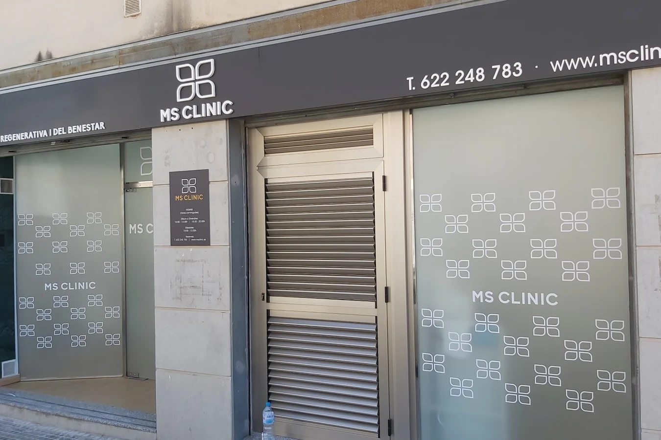 Fachada de MS Clinic con rótulo y vinilos de privacidad integrados