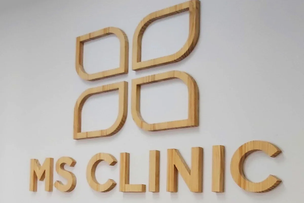 Identificación interior con logotipo corpóreo en la recepción de una clínica