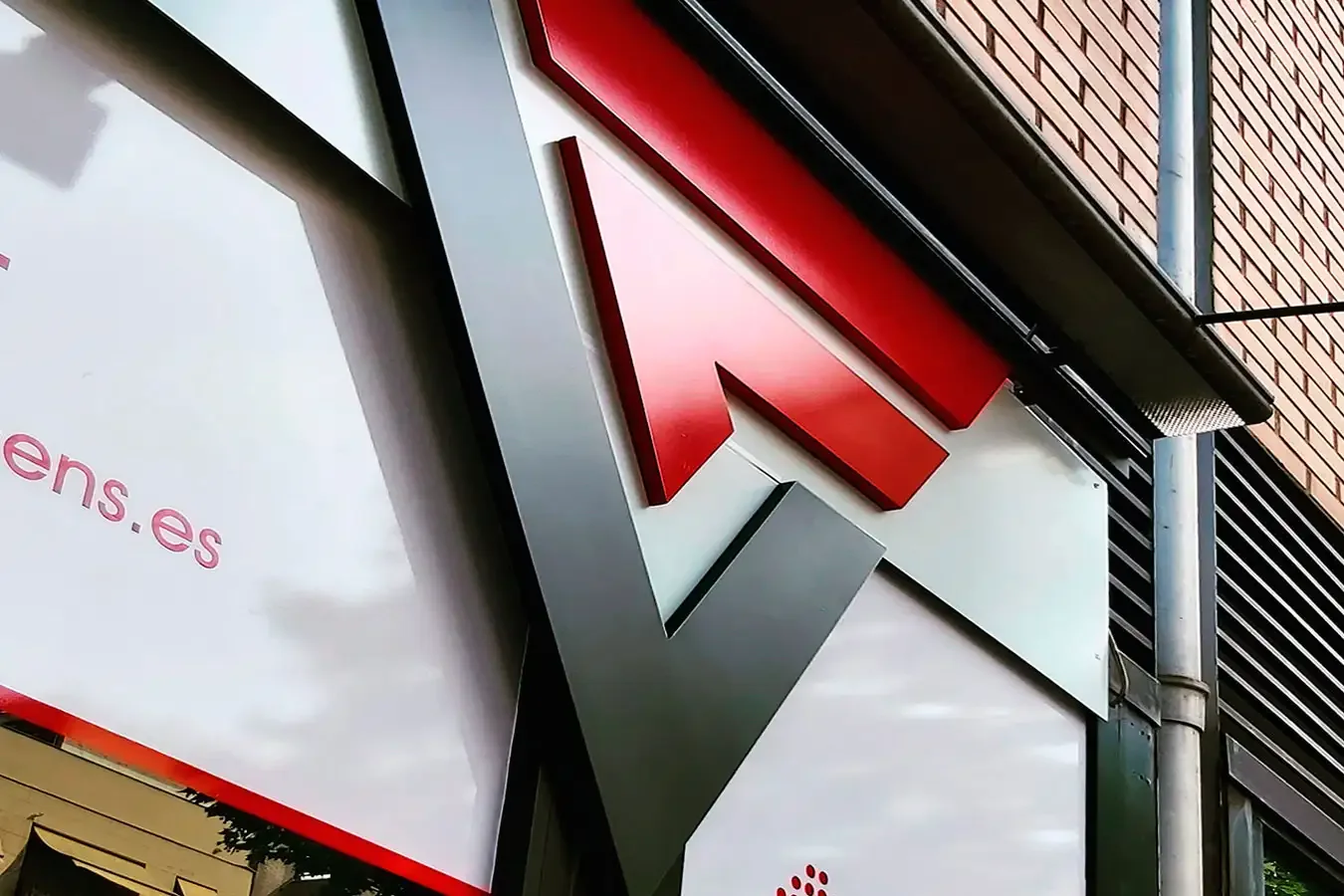 Detalle de logotipo corpóreo sobre una fachada
