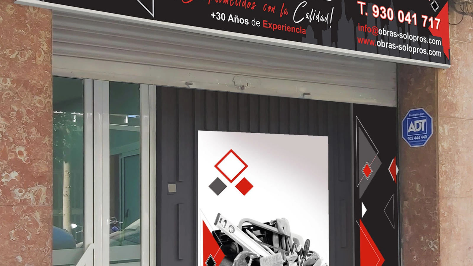 Fachada del local PROS combinando panel, rotulación, gráfica y vinilos