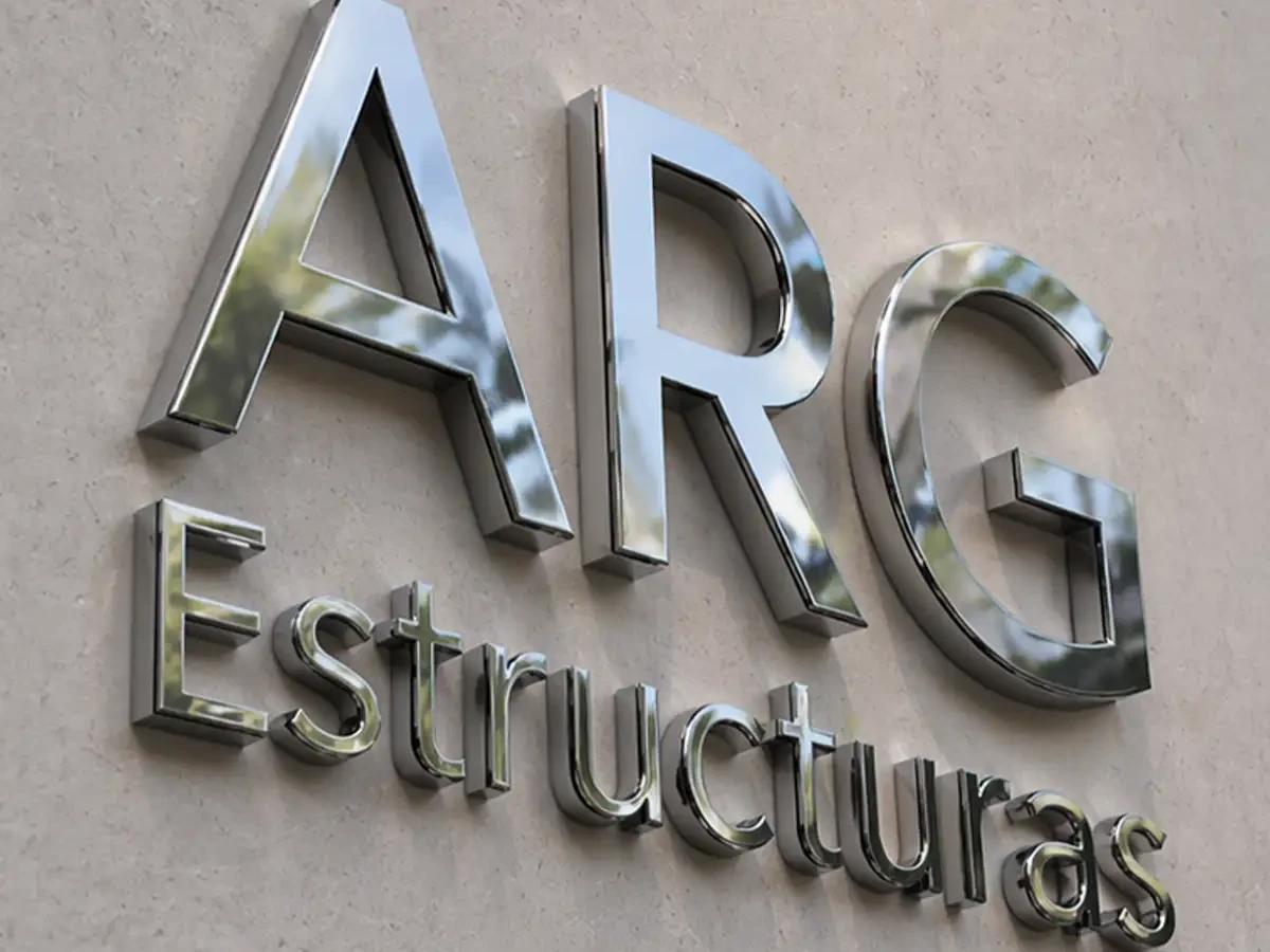 Letras corpóreas de acero inoxidable aplicadas sobre pared exterior