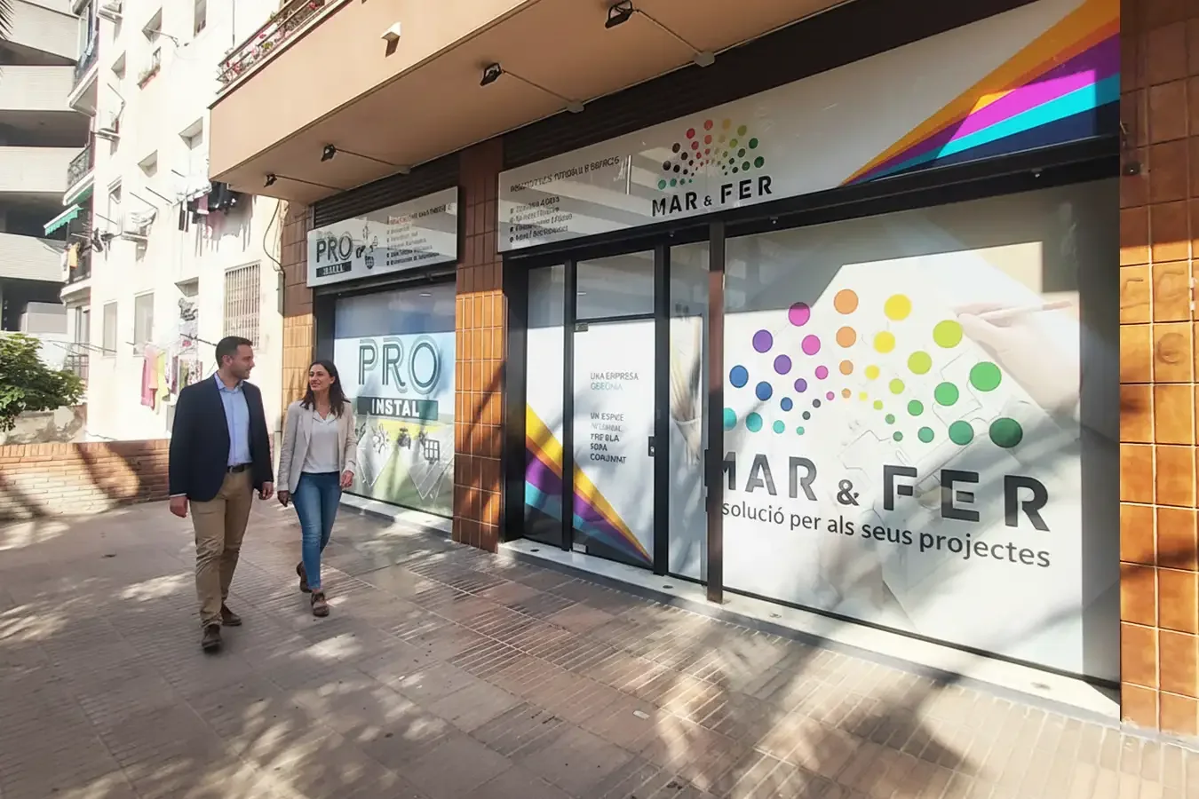 Fachada comercial con rótulo y vinilos coordinados como proyecto integral