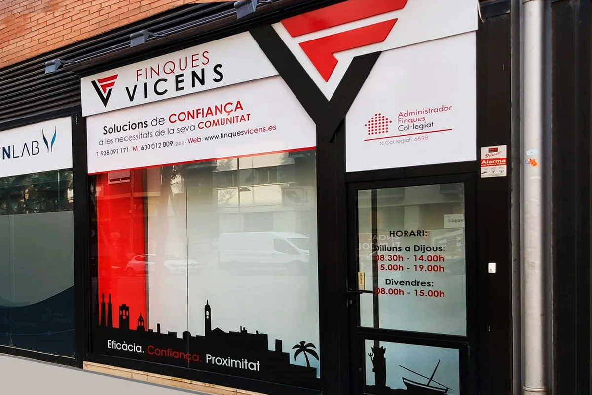 Fachada comercial con paneles, logotipo y rotulación sin iluminación interior