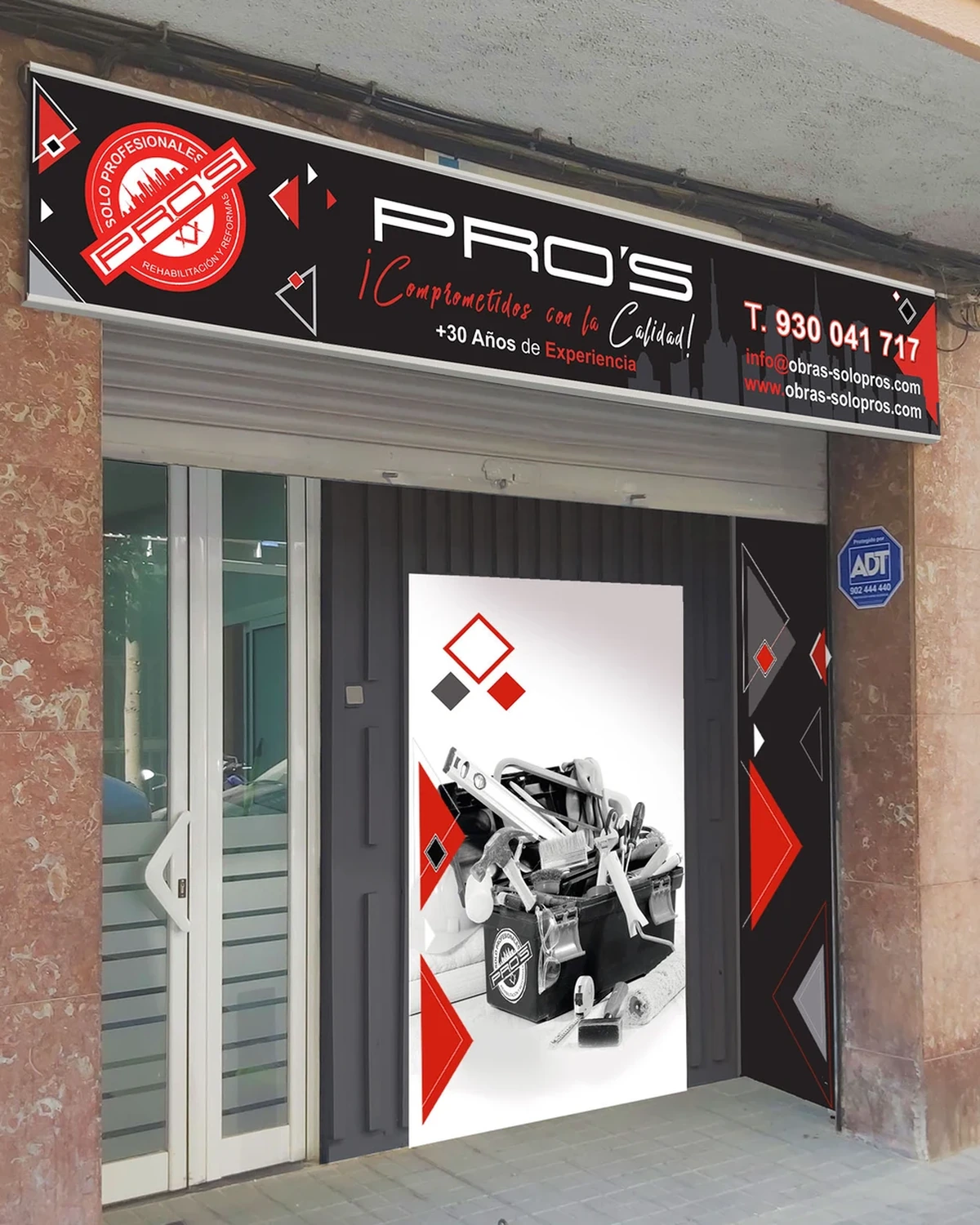 Fachada del local PROS con rótulo y gráfica coordinada en un proyecto de rotulación comercial