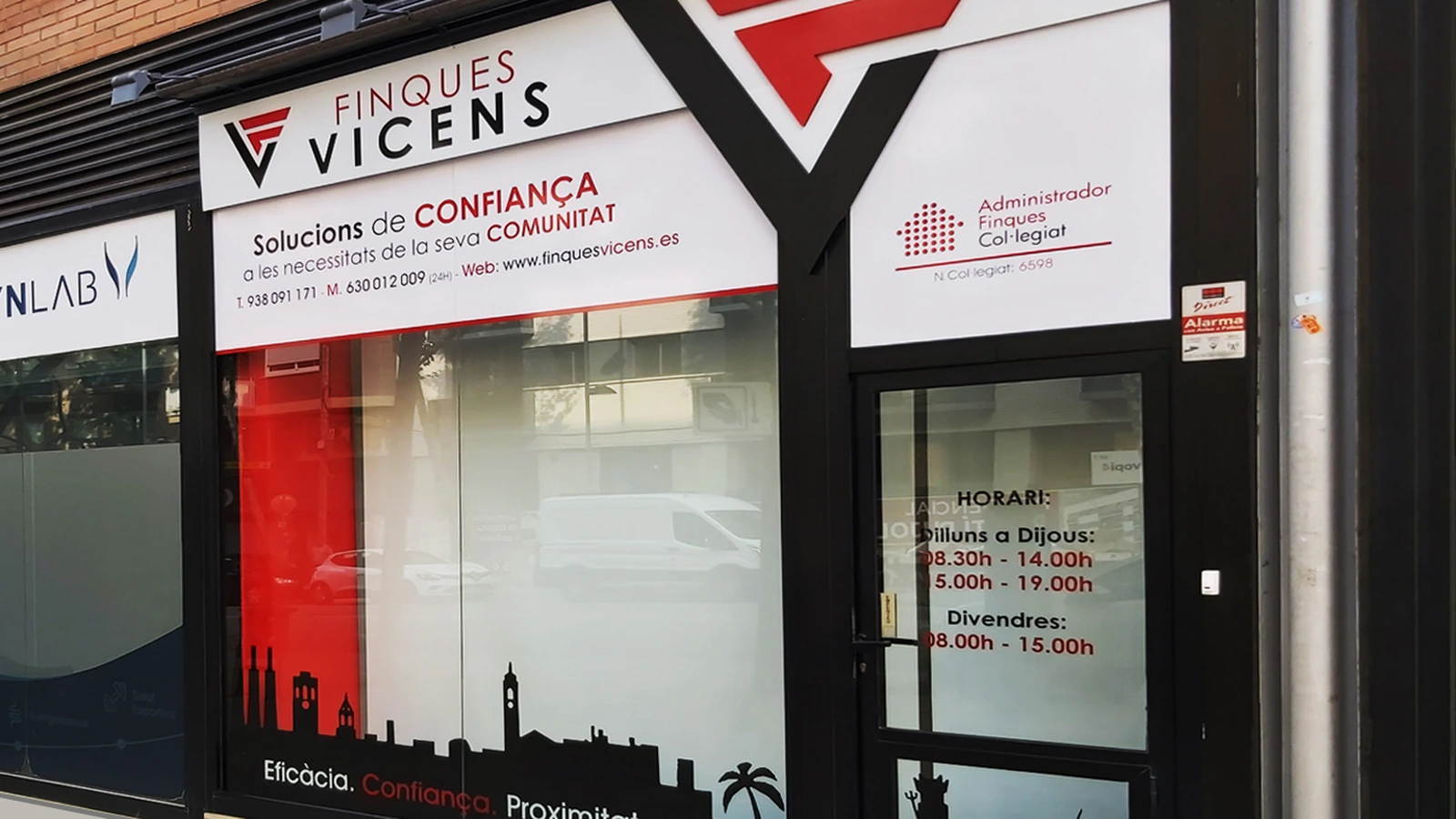 Fachada de Finques Vicens con rótulo, cristales y acceso coordinados dentro de una misma dirección visual
