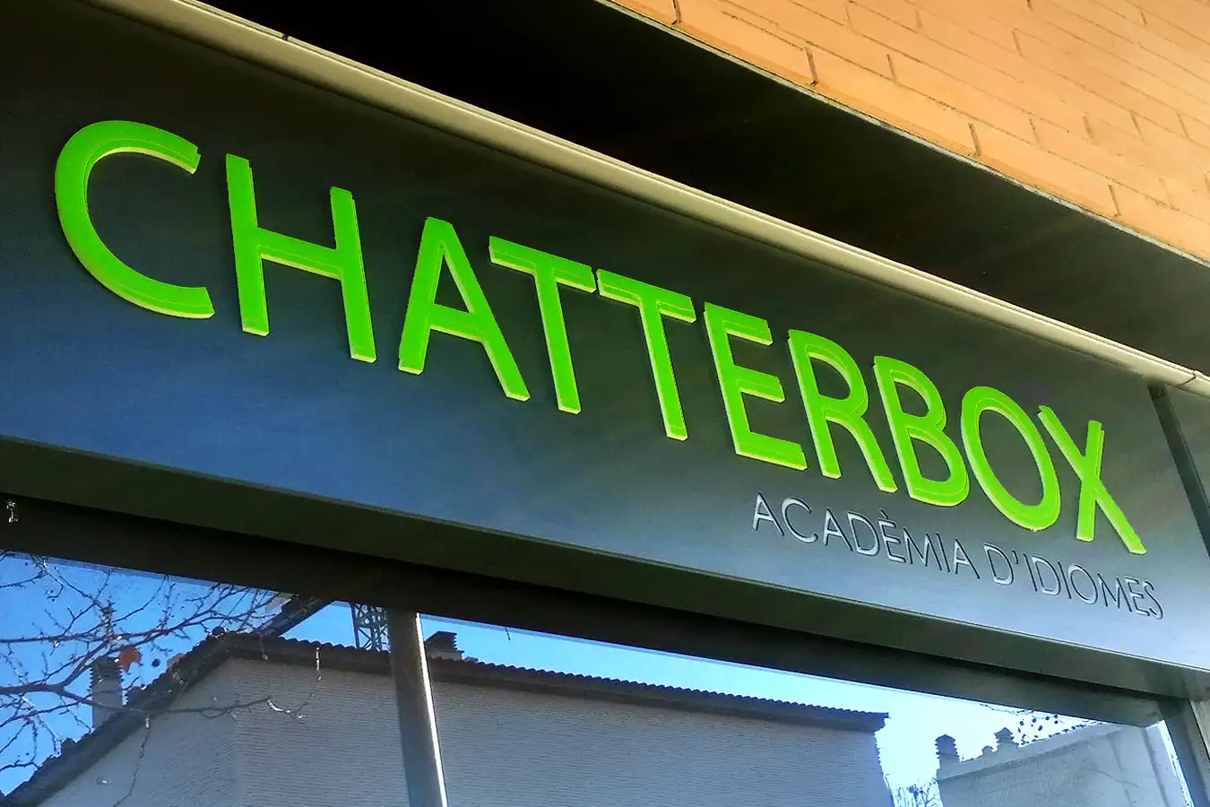 Cajón luminoso con letras corpóreas Castelldefels