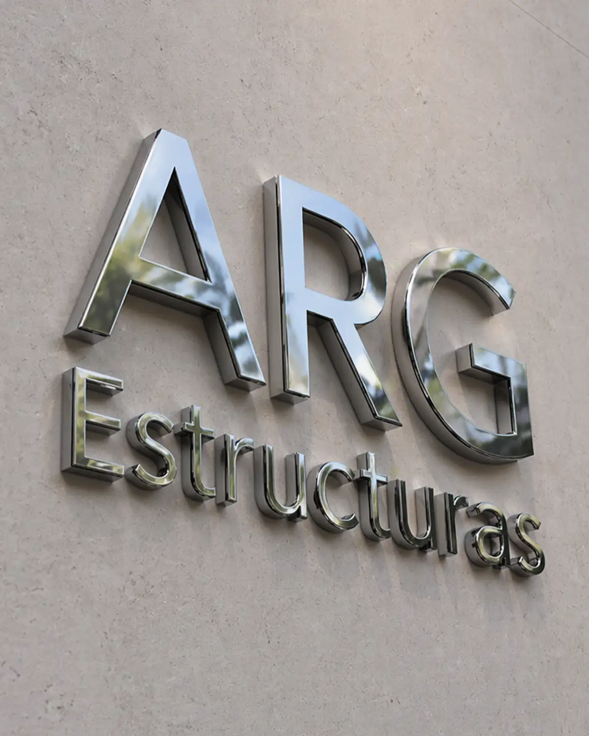 Letras corpóreas premium en acero inoxidable para ARG Estructuras