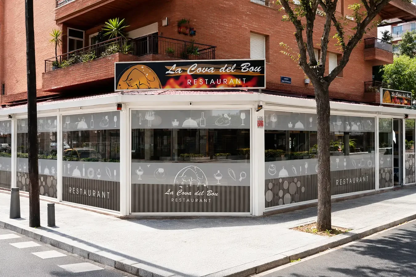 Fachada completa del Restaurante La Cova del Bou con rótulo y vinilos coordinados