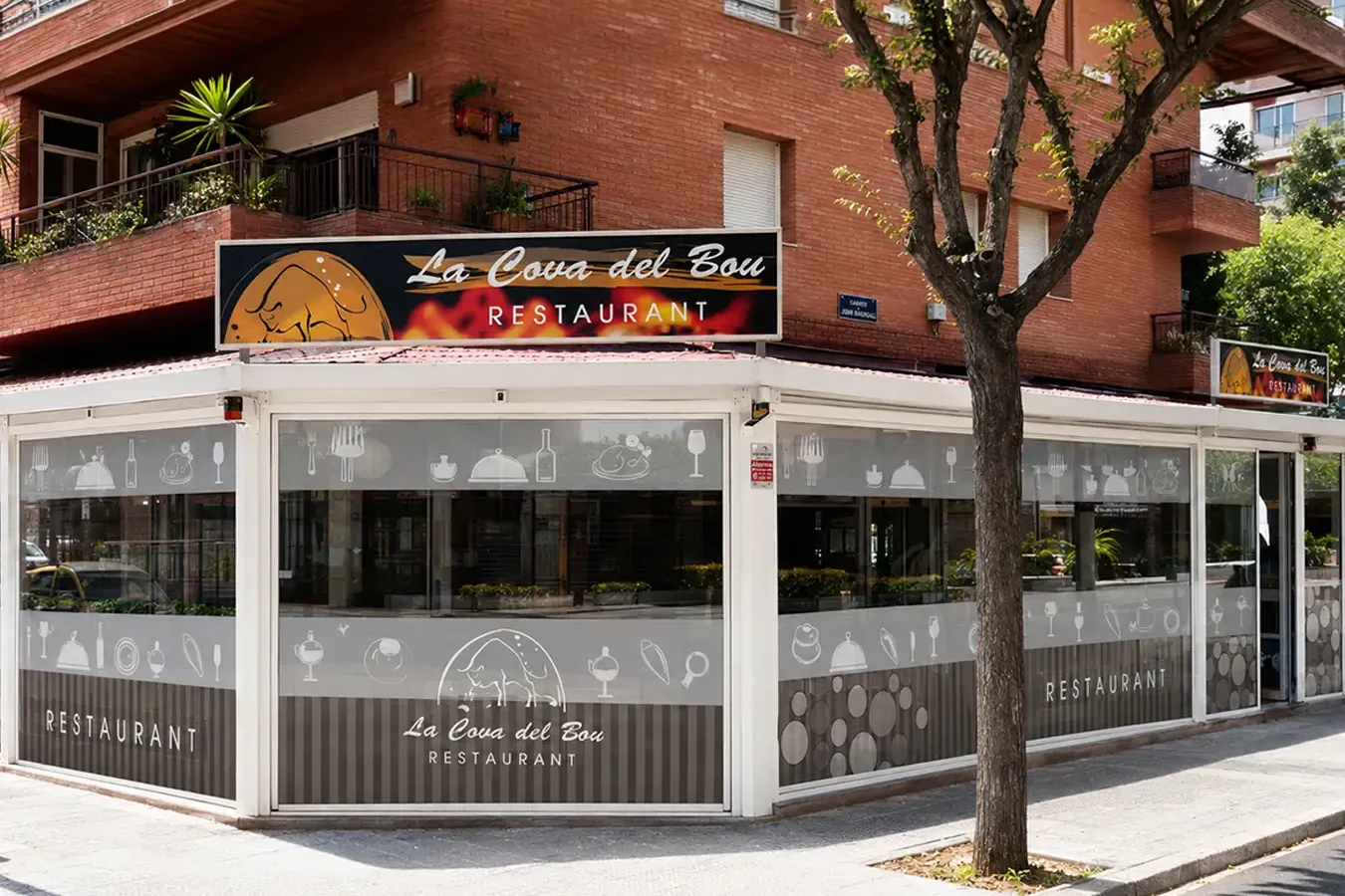 Renovación integral de fachada y cristales del Restaurante La Cova del Bou