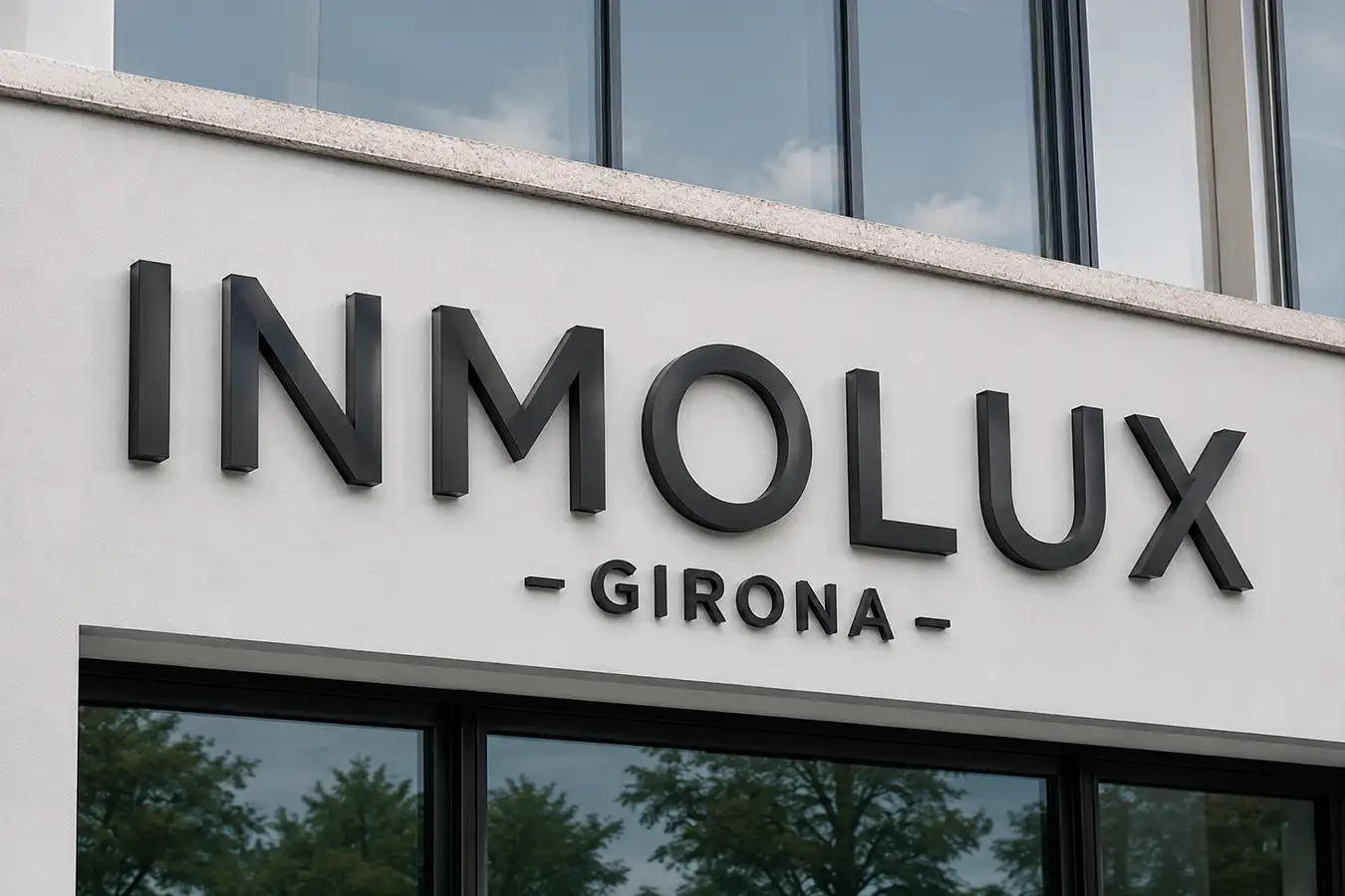 Letras corpóreas de aluminio lacado negro instaladas en fachada exterior