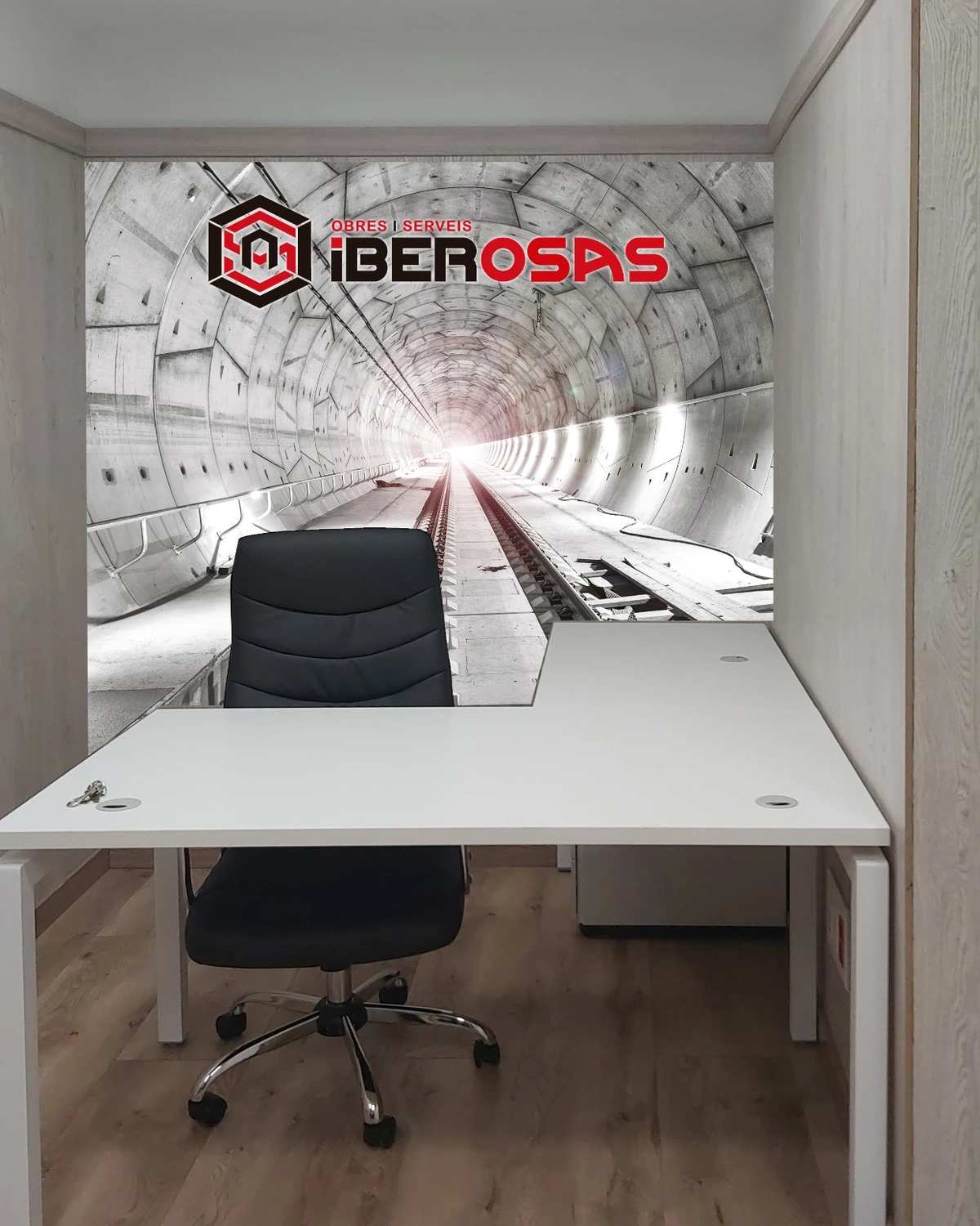 Despacho de IBEROSAS decorado con mural corporativo y logotipo