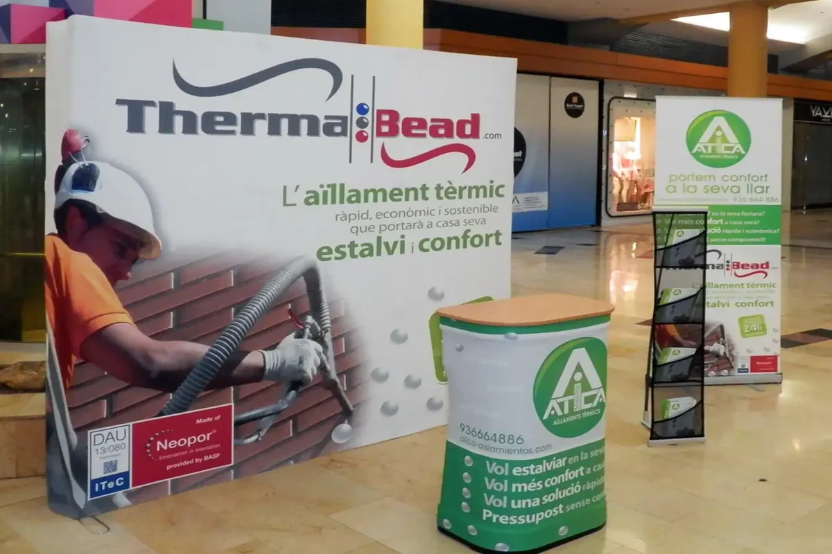Conjunto portátil para evento con fondo gráfico, mostrador y expositor