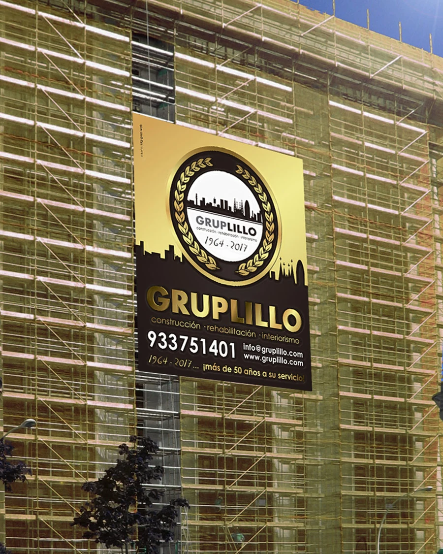 Lona corporativa de gran formato instalada sobre una fachada en rehabilitación