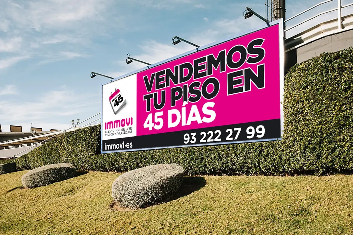 Valla publicitaria de gran formato instalada en un exterior