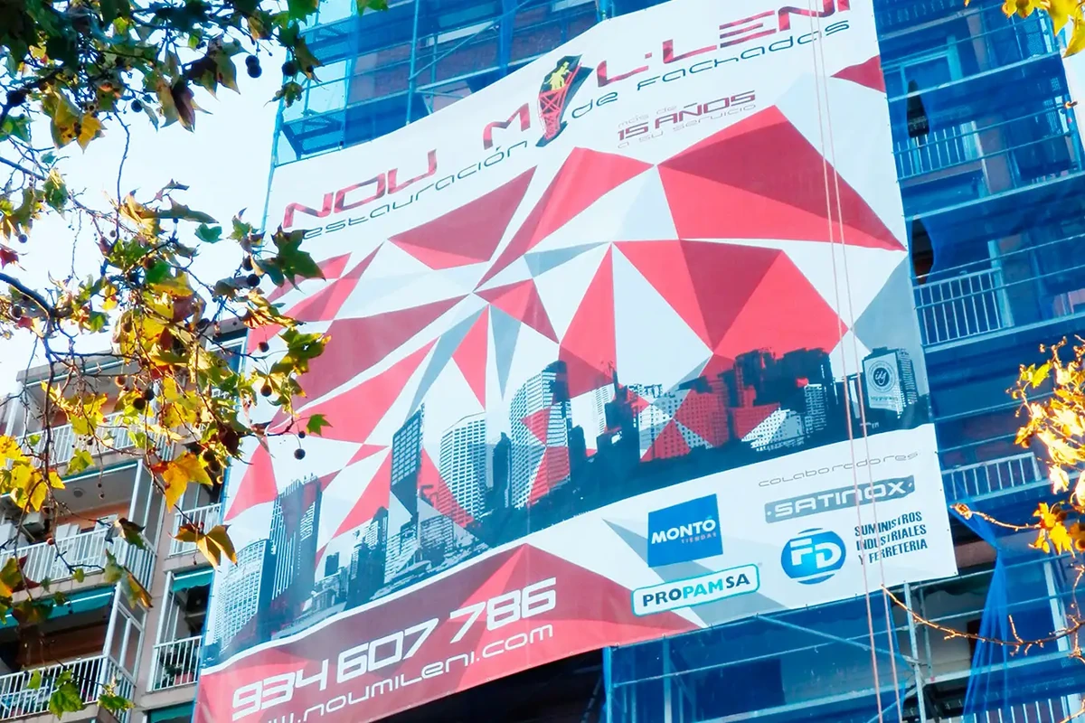Malla de gran formato instalada sobre andamios en una fachada