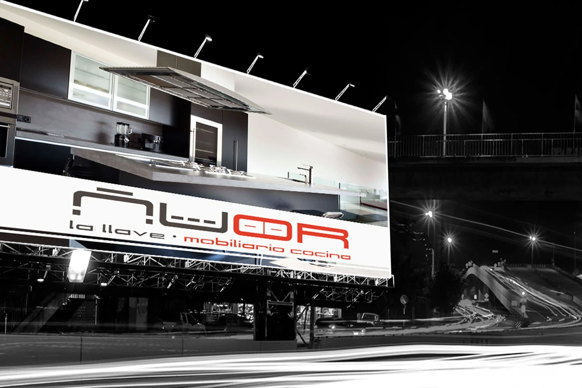 Cartel publicitario exterior de gran formato con iluminación