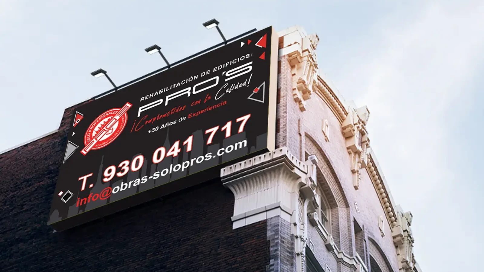 Lona publicitaria de gran formato instalada en la parte superior de un edificio