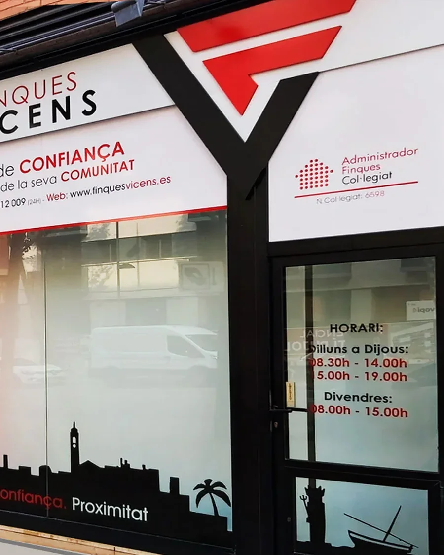 Fachada inmobiliaria renovada con rótulo, paneles y vinilos coordinados