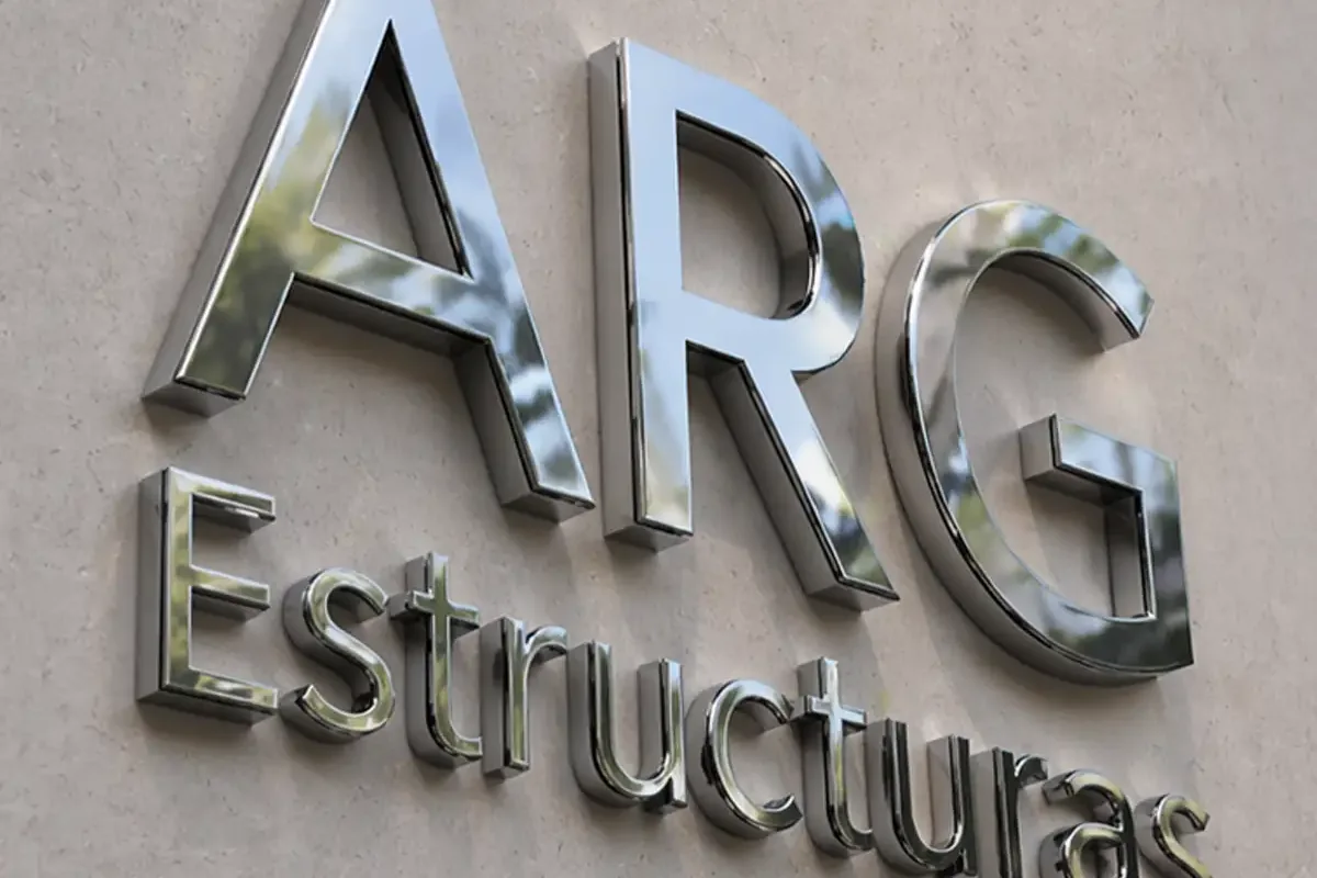 Nuevas letras corpóreas metálicas para una fachada empresarial