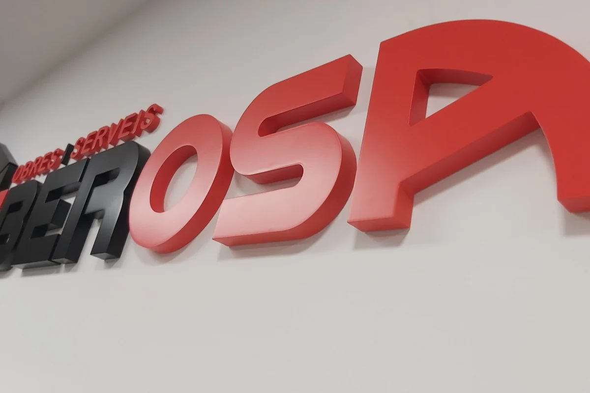 Letras y logotipo corpóreo instalados en una oficina