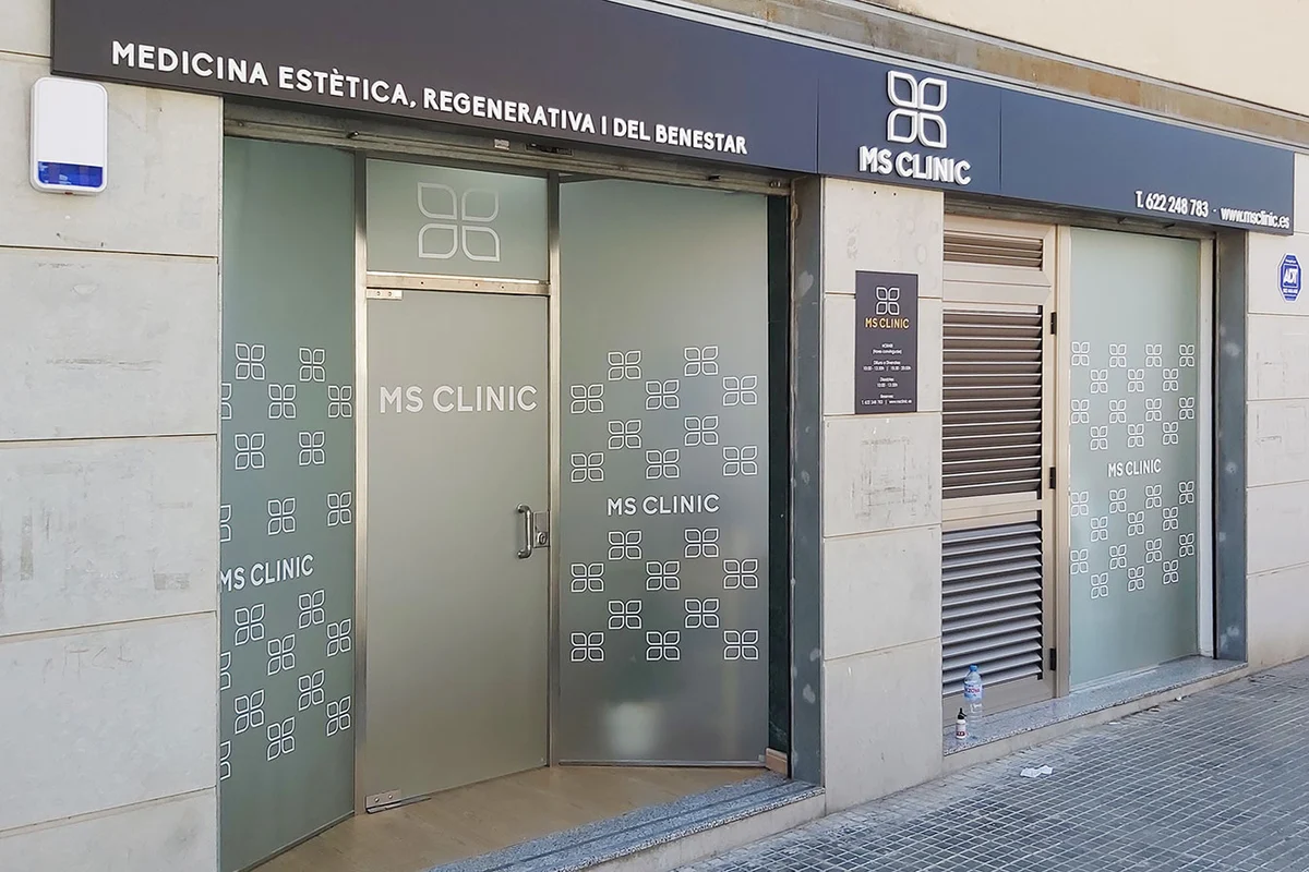 Identificación exterior de una clínica mediante rótulo, vinilos y gráfica de fachada