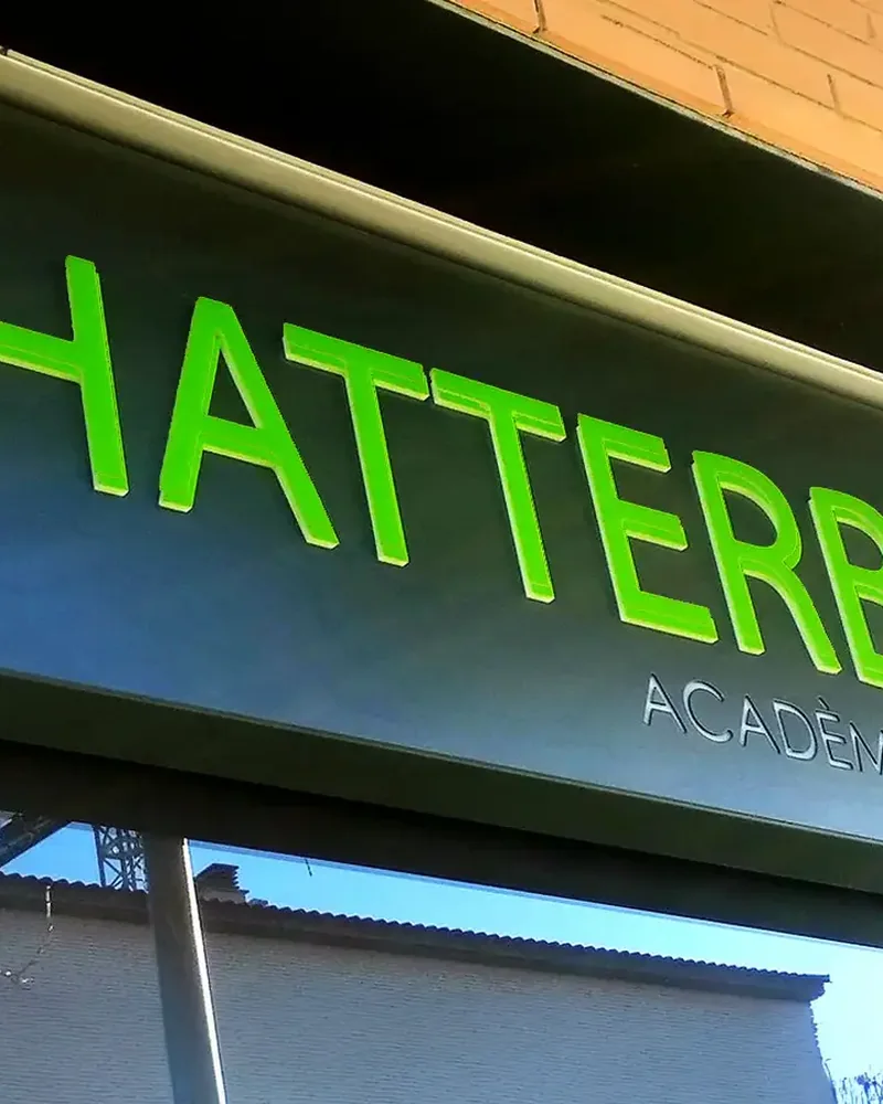 Cajón luminoso y letras corpóreas para Chatterbox en Castelldefels