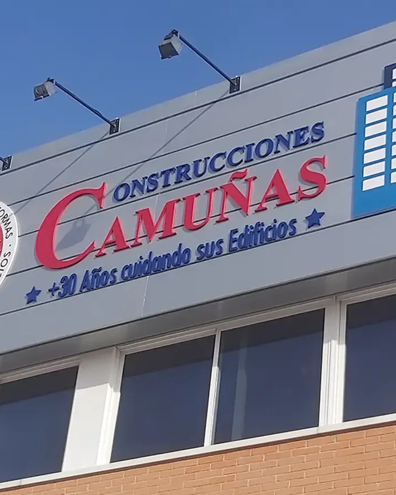Letras corpóreas y logotipo de gran formato para Construcciones Camuñas en Cornellà