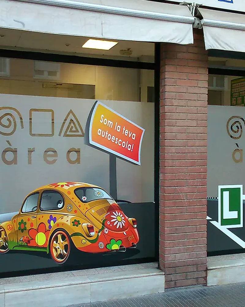 Vinilos impresos y glaseados aplicados en los cristales de una autoescuela